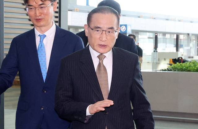 위성락 국가안보실장이 관세협상, 정상회담 등 한미 간 현안에 대한 논의를 위해 6일 인천국제공항을 통해 미국 워싱턴DC로 출국하고 있다. 연합뉴스