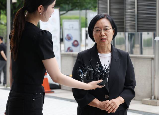 한성숙 중소벤처기업부 장관 후보자가 지난 6월 24일 서울 여의도 인사청문회 준비 사무실로 출근하던 중 취재진 질문에 답하고 있다. 뉴시스