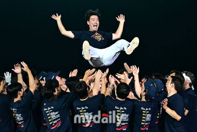 6일 서울 잠실야구장에서 열린 '2025 신한 SOL BANK KBO리그' KT 위즈와 두산 베어스 경기 후 열린 두산 김재호 은퇴식. 두산 선수들이 김재호를 헹가래 하고 있다./잠실=한혁승 기자