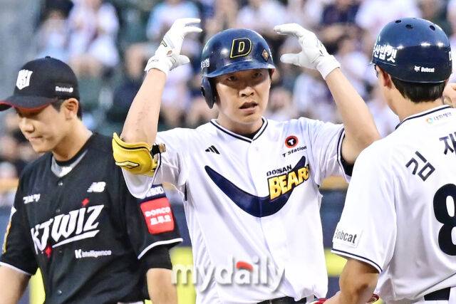 6일 서울 잠실야구장에서 열린 '2025 신한 SOL BANK KBO리그' KT 위즈와 두산 베어스 경기. 두산 정수빈이 5회말 2사 3루에 1타점 적시타를 친 후 기뻐하고 있다./잠실=한혁승 기자