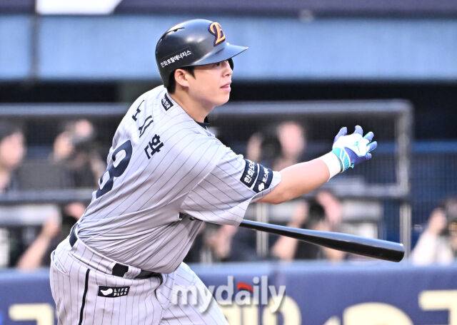 28일 오후 서울 잠실야구장에서 진행된 '2025 프로야구 KBO리그' LG트윈스와 한화이글스의 경기. 한화 노시환이 3회초 2사 2루서 1타점 적시타를 터뜨리고 있다./마이데일리