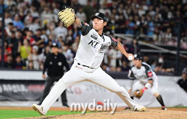 2025년 6월 11일 오후 경기도 수원시 KT위즈파크에서 '2025 신한 SOL뱅크 KBO 리그' 롯데 자이언츠와 KT위즈의 경기가 열렸다. KT 전용주가 7회초 구원등판해 역투하고 있다./마이데일리