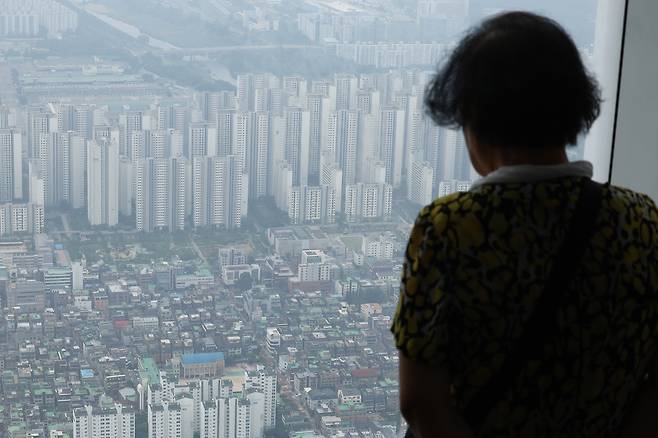 6일 서울 송파구 롯데월드타워 전망대 서울스카이에서 바라본 서울 시내 아파트 및 빌라단지의 모습. [연합]