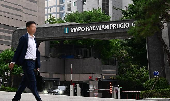 정부의 ‘6·27 가계대출’ 규제로 부동산 시장이 혼란에 빠졌다. ‘불장’이 된 서울·수도권 아파트 집값을 잡기 위해 사상 초유의 주택담보대출 여신 한도를 일률적으로 6억원으로 기습 제한한 영향이다. 여기에 청년과 신혼부부에 대한 정책 대출한도도 20% 이상 축소했다. 청년층의 주거사다리 역할을 해온 정책 대출까지 조이면서 집 없는 2030세대의 불안감이 커지고 있다. 지난 27일 서울 마포구 아현동 ‘마포래미안푸르지오’ 단지 앞을 한 시민이 지나가고 있다.  이상섭 기자