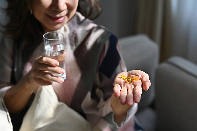 분당서울대병원 정신건강의학과 김기웅 교수 연구팀은 비타민D 결핍이 인지기능 저하 위험을 높인다는 통설이 모든 사람에게 동일하게 적용되지 않고, ‘APOE ε4 유전자형’(아포지단백E 에타4형)이 없는 ‘여성’에게만 유효하다고 밝혔다.<사진출처:게티이미지뱅크>