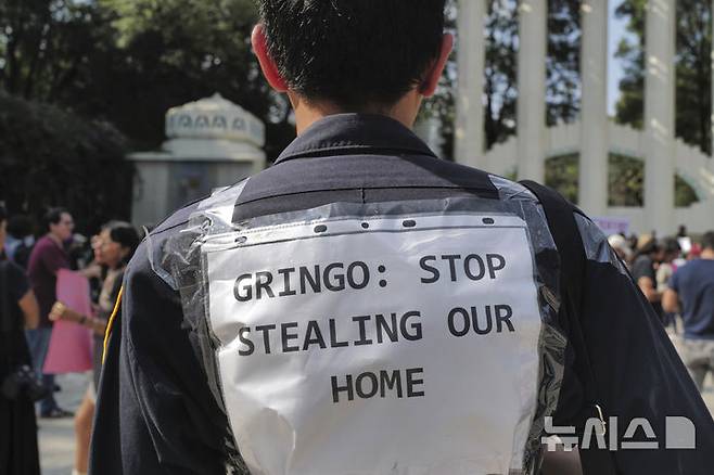 [멕시코시티=AP/뉴시스] 지난 4일 멕시코시티 일부 지역에서 미국인과 관광객들이 나가야 한다며 시위를 벌이는 모습. 2025.7.6<font style="vertical-align: inherit;"><font style="vertical-align: inherit;"></font></font>