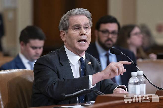 [워싱턴=AP/뉴시스]스콧 베선트 미국 재무장관이 11일(현지 시간) 미 하원 세입위원회 청문회에서 질의에 답변하고 있다. 2025.06.12.