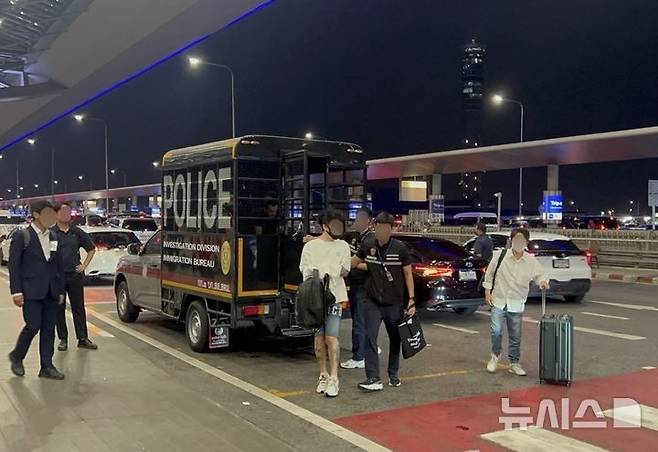 [서울=뉴시스] 태국에 거점을 두고 마약밀매조직을 창설해 다량의 마약류를 국내로 밀반입한 총책이 11일 인천국제공항을 통해 강제 송환됐다. (사진=경찰청 제공) 2025.04.11. photo@newsis.com