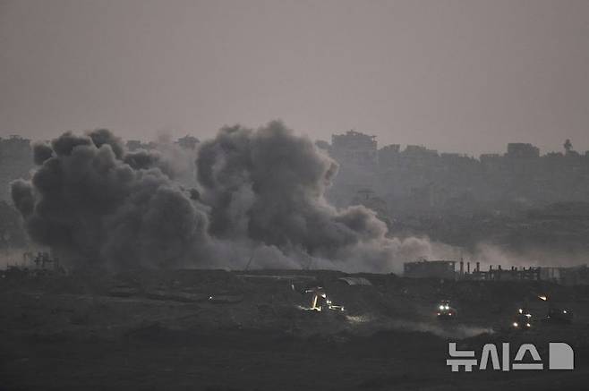 [가자지구=AP/뉴시스] 7월3일에도 이스라엘의 폭격으로 연기가 치솟는 가자지구의 모습이 이스라엘 남부에서 관측되고 있다. 2025.07.07.