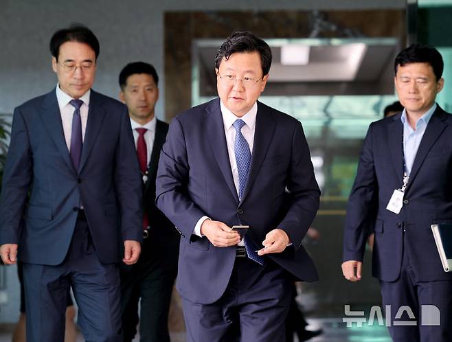 [서울=뉴시스] 김진아 기자 = 정진우 신임 서울중앙지검장이 박세현 서울고등검찰청장과 면담을 마친 뒤 지난 4일 오후 서울 서초구 서울고등검찰청을 나서고 있다. 2025.07.04. bluesoda@newsis.com