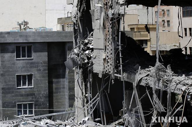 [테헤란=신화/뉴시스] 6월 25일 이란 테헤란의 건물이 이스라엘의 공습으로 파괴돼 있다. 스위스는 테헤란의 대사관을 6월 20일 임시 폐쇄했다가 7월 6일 재개하고 일부 업무를 시작했다고 발표했다.  2025.07.07.