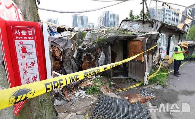 [서울=뉴시스] 최진석 기자 = 6일 오후 화재가 발생한 서울 강남구 구룡마을 공실이 출입통제되고 있다.  이날 오후 3시23분께 서울 강남구 구룡마을에 있는 공실에서 발생한 화재는 오후 4시52분께 완진됐다. 2025.07.06. myjs@newsis.com