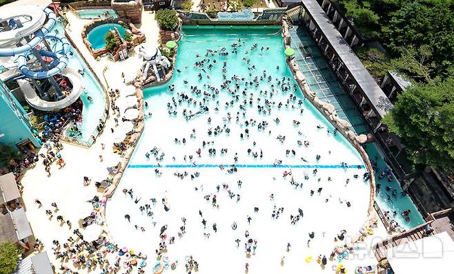 [대구=뉴시스] 이무열 기자 = 폭염이 연일 계속된 6일 대구 달성군 워터파크 스파밸리를 찾은 시민들이 물놀이를 하며 더위를 식히고 있다. 2025.07.06. lmy@newsis.com