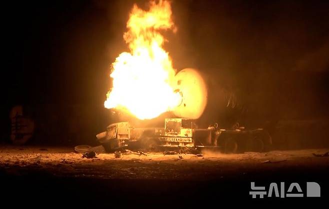 [ 호데이다( 예멘)= 신화/뉴시스] 예멘의 호데이다주 급유항구인 라스 이사에서 4월 17일 미군의 폭격으로 유조탱크가 불타고 있는 광경. 2025. 07.07.