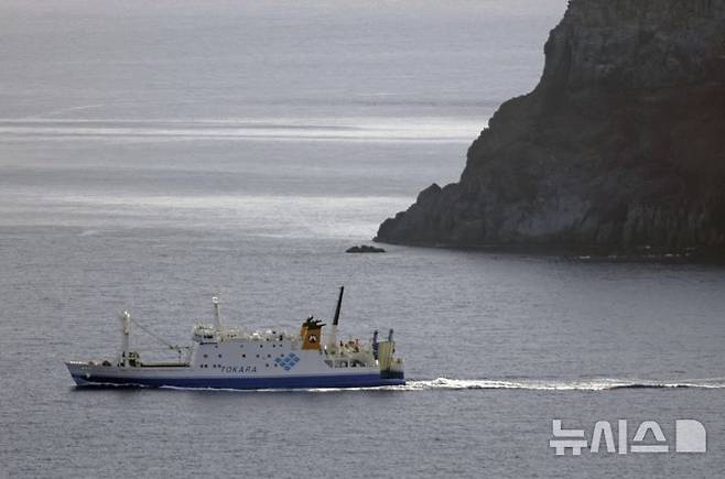 [아쿠세키섬=AP/뉴시스] 지난 6월 21일부터 크고 작은 지진이 1천 회가량 이어지고 있는 일본 남부 도카라 열도 지역에서 일시 대피를 원하는 주민과 방문객들을 태운 선박이 4일 아쿠세키섬 도시마촌에서 출항하고 있다. 2025.07.04.
