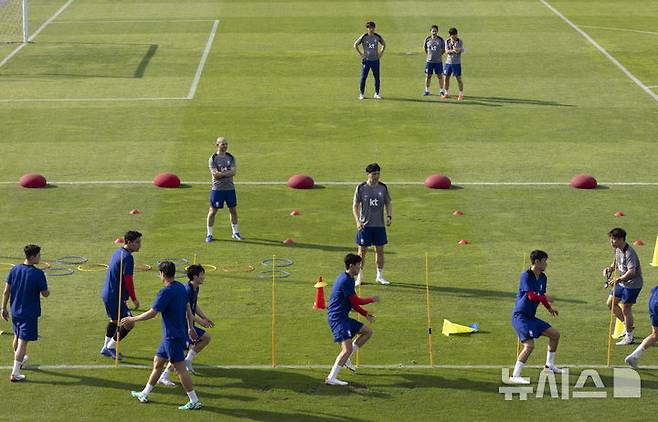[성남=뉴시스] 김근수 기자 = 홍명보 대한민국 축구 국가대표팀 감독이 3일 오후 경기 성남종합운동장에서 대표팀 훈련을 지켜보고 있다. 동아시아 축구연맹(EAFF) E-1 챔피언십'(동아시안컵)에 출전하는 남자대표팀은 오는 7일 오후 8시 중국과의 개막전을 시작으로 11일 오후 8시 홍콩, 15일 오후 7시 24분 일본과 차례로 용인미르스타디움에서 경기를 치른다. 2025.07.03. ks@newsis.com