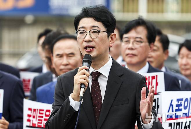 [서울=뉴시스] 조성우 기자 =  주진우 국민의힘 의원이 1일 오전 서울 용산구 대통령실 앞에서 열린 현장 의원총회에서 발언하고 있다. 2025.07.01. xconfind@newsis.com