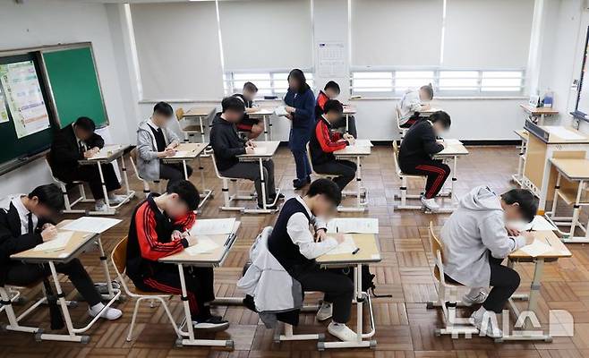 [부산=뉴시스] 하경민 기자 = 2026학년도 대학수학능력시험 대비 올해 첫 전국연합학력평가(모의고사)가 진행된 지난 3월 26일 부산 동구 부산고등학교 3학년 교실에서 학생들이 교부받은 답안지에 이름 등을 작성하고 있다. 2025.03.26. yulnetphoto@newsis.com