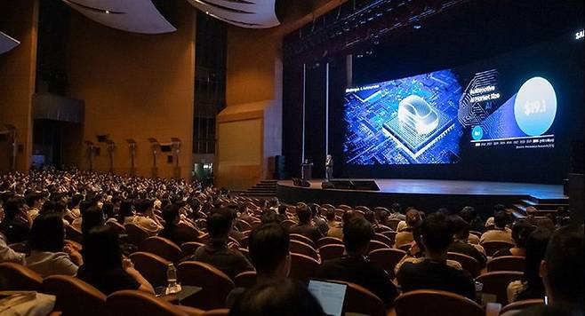 [서울=뉴시스]삼성전자는 2025년 8인치 GaN(질화갈륨) 전력반도체 파운드리 서비스 시작 등을 사업 계획으로 밝혔다. 사진은 '파운드리 포럼 2023' 현장. (사진=삼성전자 뉴스룸) phogo@newsis.com *재판매 및 DB 금지