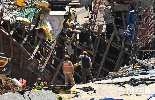 [광명=뉴시스] 지난 4월15일 경기 광명시 신안산선 복선전철 붕괴 사고현장에서 구조대원 등 관계자들이 실종자 수색 작업을 하고 있다. 사고 발생 닷새째를 맞아 소방당국은 지하 수색을 위한 진입로 확보 작업과 붕괴 요인 제거 등 안전 조치를 진행한 뒤 구조대원 7명을 지하 공간으로 투입해 실종된 50대 근로자에 대한 수색을 재개했다. (사진=뉴시스 DB). photo@newsis.com