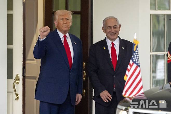 [워싱턴=AP/뉴시스] 네타냐후 이스라엘 총리와 도널드 트럼프 미국 대통령이 지난 4월7일 백악관에서 만나 함께 기자회견을 하고 있다. 네타냐후는 7월 6일 올 해 세번째 워싱턴을 방문, 트럼프 권유에 따라 하마스와 가자지구의 60일 휴전안을 체결할 예정이다. 2025 07.07.