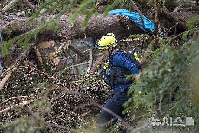 [잉그램=AP/뉴시스] 6일(현지 시간) 미 텍사스주 잉그램에서 긴급 구조대원들이 홍수 피해를 입은 과달루페강 강둑을 수색하고 있다. 텍사스주를 강타한 폭우와 홍수로 지금까지 사망자는 71명, 실종자는 최소 41명으로 늘어났다. 2025.07.07.