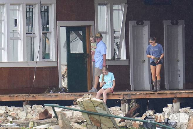 <font style="vertical-align: inherit;"><font style="vertical-align: inherit;">[헌트=AP/뉴시스] 5일(현지 시간) 기록적인 폭우로 홍수가 발생한 미국 텍사스주 헌트 과달루페 강 인근 캠프 시설에서 시민들이 현장을 살펴보고 있다. 2025.07.07.</font></font><font style="vertical-align: inherit;"><font style="vertical-align: inherit;"></font></font>