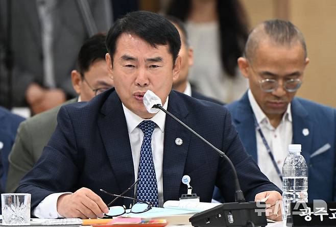 [광주=뉴시스] 박기웅 기자 = 이정선 광주시교육감이 17일 광주 서구 광주시교육청에서 열린 교육위원회 국정감사에서 의원 질의에 답변하고 있다. 2024.10.17. pboxer@newsis.com