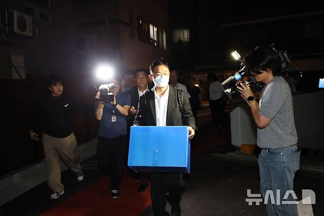 [서울=뉴시스] 김선웅 기자 = 김건희 여사 관련 의혹을 수사 중인 민중기 특별검사팀이 삼부토건에 대한 압수수색에 착수한 지난 3일 서울 종로구 소재 삼부토건 본사가 입주했던 건물에서 특검팀 관계자가 압수수색을 마친 뒤 물품이 담긴 상자를 들고 철수하고 있다. (공동취재) 2025.07.07. photo@newsis.com