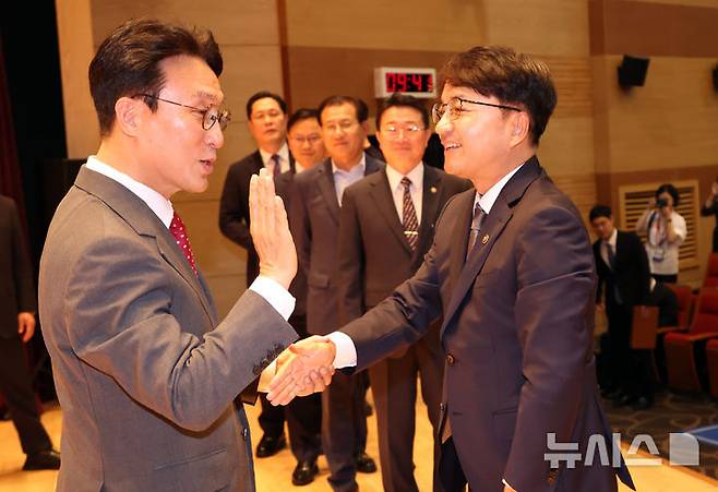 [세종=뉴시스] 강종민 기자 = 김민석 국무총리가 7일 세종시 정부세종청사 대강당에서 열린 취임식에서 깊게 허리를 숙이는 인사는 자제해 달라고 말하고 있다. 2024.07.07. ppkjm@newsis.com