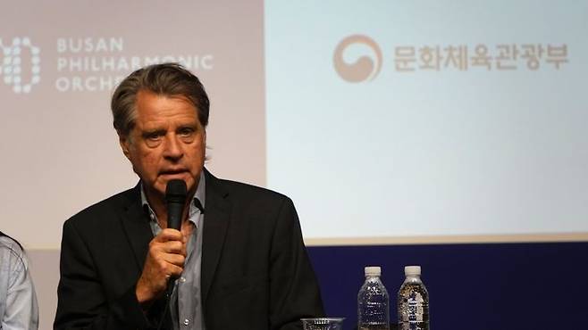 [부산=뉴시스] 7일 부산문화회관 챔버홀에서 열린 '부산시향 독일 순회공연 기자간담회'에서 빈리히 호프 예술감독이 말하고 있다. (사진=부산문화회관 제공) 2025.07.07. photo@newsis.com *재판매 및 DB 금지