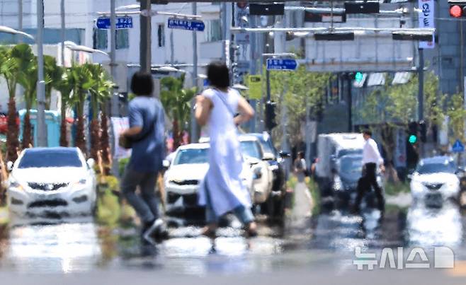 [제주=뉴시스] 우장호 기자 = 본격적인 더위를 알리는 절기 '소서(小暑)'인 7일 오후 제주시 건입동 인근 도로 위로 지열로 인한 아지랑이가 피어오르고 있다. 2025.07.07. woo1223@newsis.com