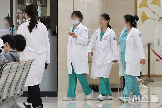 [서울=뉴시스] 권창회 기자 = 25일 서울 시내 대학병원에서 의료진들이 이동하고 있다. 2025.06.25. kch0523@newsis.com