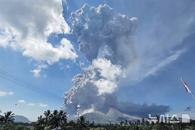 [플로레스=AP/뉴시스] 인도네시아 지질청이 공개한 사진에 7일(현지 시간) 인도네시아 플로레스섬 레워토비 라키라키 화산이 분화하며 화산재를 분출하고 있다. 2025.07.07.
