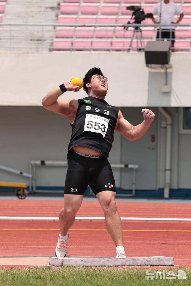 [서울=뉴시스]박시훈, 육상 포환던저기 남고부 한국신기록 20m21. (사진=대한육상연맹 제공)