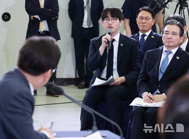 [대전=뉴시스] 고범준 기자 = 하정우 AI 미래기획수석이 4일 대전컨벤션센터에서 열린 '충청에서 듣다, 충청 타운홀 미팅'에서 발언하고 있다. (대통령실통신사진기자단) 2025.07.04. bjko@newsis.com