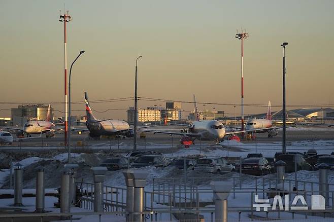 [모스크바=AP/뉴시스]2022년 3월1일 러시아 모스크바 외곽 세레메티예보 공항에 여객기들이 세워져 있다. 러시아가 우크라이나의 민간 지역으로 드론 100대를 발사했다고 우크라이나 당국이 7일 밝혔다. 이는 지난 주말 우크라이나의 드론 공격 위협으로 러시아 공항들이 수백편의 항공편 운항을 중단, 큰 혼란이 빚어지자 교통장관을 해임한데 따른 조치라고 우크라이나는 덧붙였다. 2025.07.07.