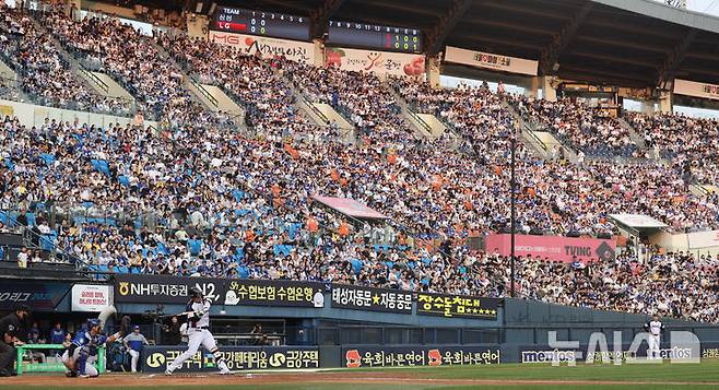 [서울=뉴시스] 추상철 기자 = 30일 오후 서울 송파구 잠실야구장에서 열린 2025 KBO리그 삼성라이온즈와 LG트윈스의 경기, 야구팬이 좌석을 가득 메우고 있다.  2025.05.30. scchoo@newsis.com