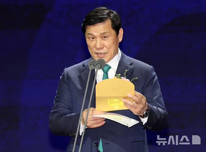 [서울=뉴시스] 이영환 기자 = 허구연 KBO 총재가 지난해 12월13일 오후 서울 강남구 코엑스 오디토리움에서 열린 2024 KBO 골든글러브 시상식에서 페어플레이상을 발표하고 있다. 페어플레이상은 삼성 라이온즈 원태인이 수상했다. 2024.12.13. 20hwan@newsis.com