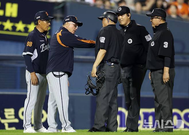 [서울=뉴시스] 이영환 기자 = 27일 오후 서울 송파구 잠실야구장에서 열린 2025 프로야구 한화 이글스와 LG 트윈스의 경기, 7회말 한화 김경문 감독이 LG 이영빈의 체크 스윙 관련 심판에게 어필을 하고 있다. 2025.05.27. 20hwan@newsis.com