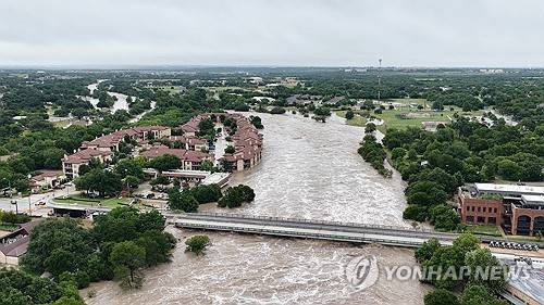 폭우에 범람한 미 텍사스주 샌 가브리엘 강 [로이터=연합뉴스 자료사진. 재판매 및 DB금지]
