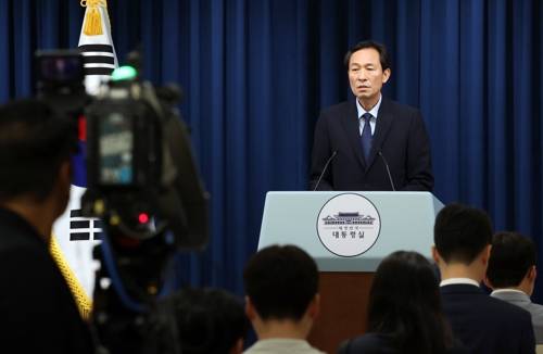 브리핑하는 우상호 정무수석 [연합뉴스 제공]