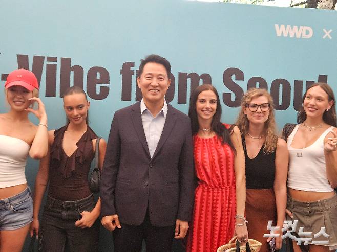 오세훈 서울시장이 'K-Vibe from Seoul' 팝업 전시장을 찾은 현지 인플루언서와 기념 촬영하고 있다. 권민철 기자