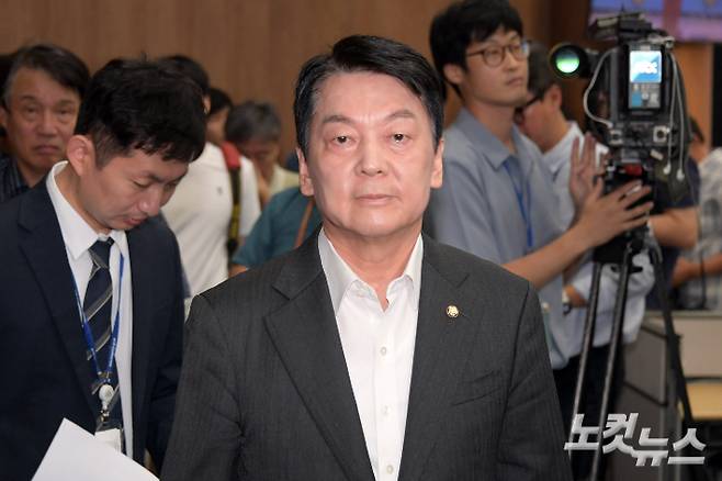 국민의힘 혁신위원장을 맡았던 안철수 의원이 7일 서울 여의도 국회 소통관에서 혁신위원장을 사퇴하고 8월 전당대회 출마를 선언하는 기자회견을 마치고 이동하고 있다. 윤창원 기자