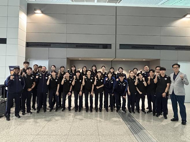 여자배구대표팀이 7일 인천국제공항에서 파이팅을 외치고 있다. 대표팀은 9일부터 일본 지바현에서 2025 국제배구연맹(FIVB) 발리볼네이션스리그(VNL) 3주 차 경기를 펼친다. 대한배구협회 제공