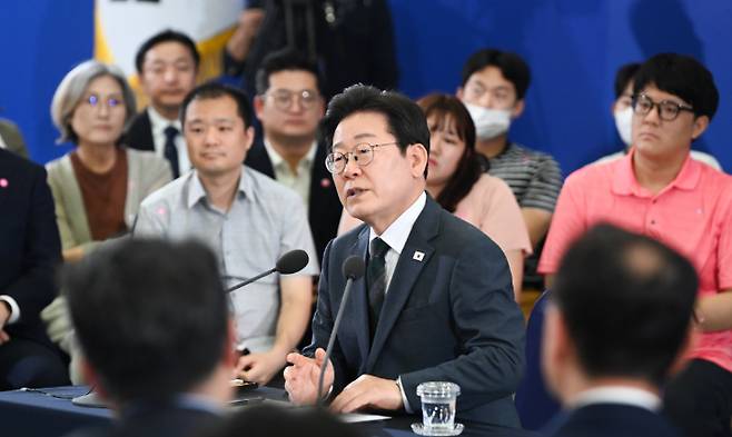 이재명 대통령이 지난 4일 대전에서 '충청의 마음을 듣다'라는 주제로 시민들과 대화를 하고 있다. 한국사진기자협회 대전충남지회 제공