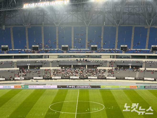 경기 10분 전 기자석에서 바라본 관중석. 김조휘 기자