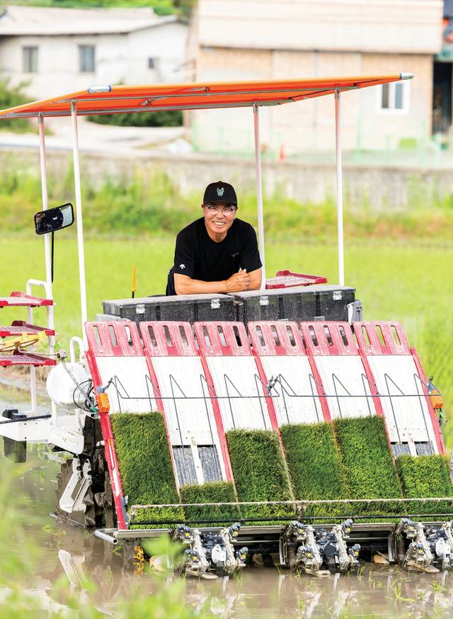 충북 청주의 오호균 씨는 우렁이와 미꾸라지 농법으로 밥맛 좋은 친환경 쌀을 생산해 안정적인 소득을 올린다.