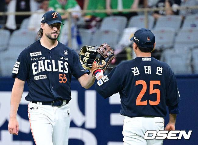 [OSEN=고척, 최규한 기자] 6일 서울 고척스카이돔에서 ‘2025 신한 SOL Bank KBO리그’ 키움 히어로즈와 한화 이글스의 경기가 열렸다.홈팀 키움은 박주성, 방문팀 한화는 라이언 와이스를 선발로 내세웠다.4회초 무사 선두타자로 나선 키움 이주형의 내야 땅볼 때 1루 포스아웃시킨 한화 선발 와이스가 1루수 김태연을 향해 인사를 전하고 있다. 2025.07.06 / dreamer@osen.co.kr