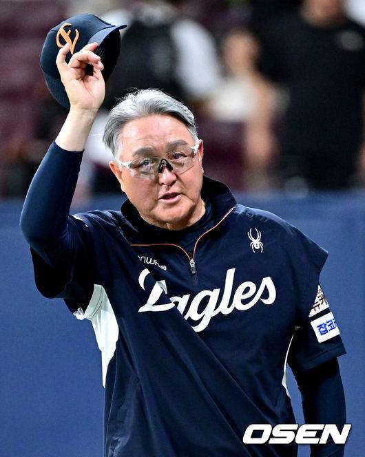 [OSEN=고척, 최규한 기자] 프로야구 한화 이글스가 전반기 마지막 주말 3연전을 모두 쓸어담으며 전반기 1위를 확정했다.&nbsp;한화는 6일 서울 고척스카이돔에서 열린 ‘2025 신한은행 SOL Bank KBO리그’ 키움 히어로즈와의 경기에서 10-1로 승리했다. 이날 승리로 3연승을 달리며 시리즈 스윕에 성공한 한화는 49승 2무 33패 승률 .598을 기록하며 남은 전반기 3경기 결과에 상관없이 전반기 최소 공동 1위를 확정했다. 빙그레 시절이던 1992년 6월 18일 전반기를 1위로 마감한 이후 1만2072일 만에 전반기 1위를 달성했다.&nbsp;경기를 마치고 승리한 한화 김경문 감독이 팬들에게 인사를 전하고 있다. 2025.07.06 / dreamer@osen.co.kr